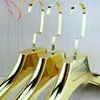 10 pcs lot de haute qualité Belle épaule en or brillant Golden Luxury Gold Plastic Clothe Hanger Rack For Coats Pants Robe de mariée T7231197