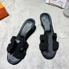 2022 Färg Lyx Designer Sandaler Strand Klassiska Låga Klackar Dam Sommar Dam Äkta Läder Hotell Fest Mode Sandaler Slides skor storlek 34-40