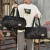 Duffle Bags Sports Sports Fitness Travel portátil Viagem masculina e feminina Bola de treinamento Light Messenger Mensageiro de Luggage Business Bag 220707