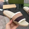 Klassisk sommartecknad tofflor Fashion Lazy Black White Letter Kvinnor Beach Flops Sexig plattform Lady 100% Soft Cow Leather Sandals