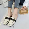 2022 Frühling Sommer Frauen Sandalen Top Qualität Solide Schaffell Metall Schnalle Flache Heels Schuhe Fashion Square Zehen Faulenzer Freizeit Strand rutschen Hausschuhe