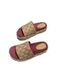 2022 Женские многоцветные сандалии на плоской подошве с 2 ремешками Леди Модные пляжные шлепанцы с металлической пряжкой Мужские потертости на шнуровке для летней обуви размер 35-42
