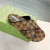 2022 Kvinnor Multicolor Flat Slippers Fashion Metal Buckle Beach tofflor Män snör upp sommar dubbla bokstäver utomhus hemskor