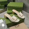 2022 Designer Sexig Platt Tofflor Kvinnor Interlocking Utskuren Slide Sandal Fyrkantiga Mules Dam Flip Flops Broderade Plattform Gummi Sandal Läder Fritidssko NO384
