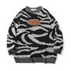 Stickad tröja män vintage brev broderi zebra randig lös pullover mysig hög gata herrtröja vinter streetwear ny T220730