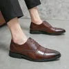 Mężczyźni Brock rzeźbione skórzane buty solidny kolor pu prosta moda sznurka w całe mecz brytyjskie spiczaste palce u stóp biznesowych buty hm536