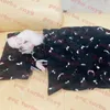 Merk huisdieren pyjama pluche deken letter logo honden kussenset mode huisdier slaapkleding deken driedelige hondenkleding