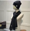 Koyu gri tasarımcı Pashmina Kadınlar Erkek Örme Eşarp Şapka Seti Kış Sıcak Şapkalar ve Eşarplar Beanie Şapkası Kutu Llkk ile Erkekler İçin