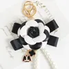 العلامة التجارية Keyring أسود Camellia pu جلود زهرة البرسيم السلاسل الرئيسية حامل الذهب المعادن تقليد لؤلؤة سوار السيارة حلقة مفتاح حلقة القلادة سحر الملحقات المجوهرات