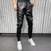 Pantaloni di pelle PU caldi e spessi invernali Abbigliamento uomo Pantaloni da moto casual antivento semplici con tasca grande Nero Plus Size 220720279T