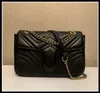 Kvinnor Luxurys Designers V￤skor 2021 H￶gkvalitativ Marmont Velvet axelhandv￤skor Purses Gold Chain Fashion Letter Crossbody Bag 26cm