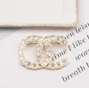 22ss Gold Silver Women Letters Brooches Quality Hollow Chain Small Sweet Wind Plated Pearl Crystal Suit Party Gift Specifications