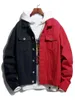 Chaquetas de hombre Chaqueta de mezclilla de gran tamaño suelta a juego de color informal de invierno Chaqueta de costura negra y roja para jóvenes Chaqueta para hombre