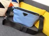 2023 Męska czarna torba Trójkąta Trójkąta nylonowe torby na ramię Messenger Bags Outdoor Men Waists Bag's Torka na klatkę piersiową Wymiana mobilna portfel 2VL033