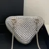 Design artigianale pesante pieno di diamanti Triangolo Mini Borsa a tracolla diagonale con catena hardware multifunzionale di nuova moda da donna