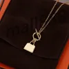 Mode luxe Designer sac à main pendentif collier hommes dames plaqué or lettres chaînes pour colliers médaillon clavicule chaîne bijoux de haute qualité ont une boîte