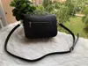 2022 Topp högkvalitativa designers axelväskor kvinnor handväska oxiderande läder pochette elegant messenger väska lyx crossbody shopping purses tote h0386