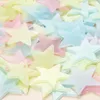 100pcs adesivos de parede luminosos brilham nos adesivos de estrelas escuras para crianças quartos de bebê colorido fluorescentes decalques de decoração de quarto 220727