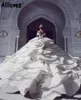 Fantastiskt tiered Cathedral Train Royal Princess Ball Gown Wedding Dresses Dubai Arabic Lace Sequined Off Shoulder Puff Bridal Clows Church Formal Vestidos CL0848