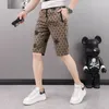 Trend-Stil beschnittene Herren-Freizeitshorts Biene-Druck 2022 Sommer neue schlanke gerade hochwertige Mann-Stoff-Knie-Hosen Modemarken-Designer-Männer-Shorts