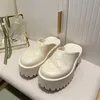 Lyxtofflor Perforerad logotyp Slip-on Plattform Gummi Mules Sandaler designer tofflor män kvinnor skor svart elfenben lila sommarrutschbanor mode strandsandaler