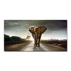 Elefante sulla strada Animale su stampa su tela Pittura Nordic Poster Immagine di arte della parete per soggiorno Decorazioni per la casa senza cornice