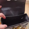 Vrid handväska kedja Crossbody Bag Flap Axelväskor Detchable Justerbar Läderrem Rivet Inredning Inre Flat Pocket Puffer 011