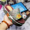 2022 Nya män Kvinnor Flip Flop Lady Shoes Brodery Wedge Sandals Hiss Kvinnor Designer Rubber Slides High Quality Platform Scuffs Home