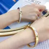 Bracelets de style de mode en Europe Amérique Femmes Bangle Designer Lettre bijoux Crystal 18k Gold plaqué en acier inoxydable Amoureux de mariage Gift 268d