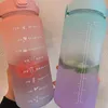 2 litres de grande capacité Motivation gratuite avec marqueur de temps Fitness Jugs Gradient Color Plastic Cups Outdoor Frosted Water Bottle 220423