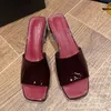 Top slippers damesontwerper klassieke lage hak 4,5 cm hoogwaardige patentleer bovenste echte buitenzool strandschoenen vrouwen flip flop rubber muildieren luxe loafers