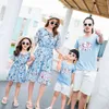 Sommarfamiljsmatchande kläder Mother Daughter Dresses Family Look Dad och Son T-shirt Shorts Holiday Matching Parkläder