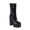 Сапоги подиума с патентной кожаной квадратной головкой короткие ботинки 2022 Новые толстые каблуки мода женские ботинки