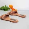 2022 Summer Women Shoes Flat tofflor Fashion utanför stranden Slides Outdoor Wear Leather Stick Twist Designer Woman Sandaler G220518