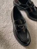 Elegant lyxdesigner Triangel Casual Shoes Women Loafer Shoe Metal Monolith Chocolate Borsted Leather Loafers Platform Heel Pekade och runda t￥r EU35-42