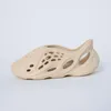 Diseñador de moda Infant Youth Kids Zapatilla niño grande Bone Slide Zapatos de goma Zueco sandalia acústica eva Black Moon Grey Zapatillas bebé Tainers hollín Sandalias de playa