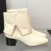 2021 Kvinnor Ny lyxdesigner Midblock Heel Ankle Boots Black Leather Round Toe Sexiga korta tossor Eleganta vinterskor med kedja