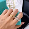 럭셔리 디자이너 반지 패션 T-그리드 다이아몬드 반지 클래식 중공 남성 여성을위한 필수 선물 금색과 은색 2 색