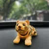 Decorações de interiores Acessórios para carros Nodando o painel de boneca Tiger Shoking Head Styling Bobblehead Dash Toy OrnamentsInterior