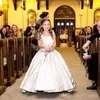 Nuove ragazze di fiori abiti per matrimoni collo quadrato cintura di cristallo bianco in rilievo sweep treno compleanno bambini comunione ragazza abiti da spettacolo