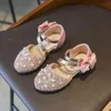 Sandały moda księżniczka butów dziewcząt 2022 wiosna letnia cekinowa cekinowa kolk urocze cekiny imprezowe mieszkania