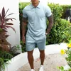 メンズジャージストライプシャツ男性スーツスポーツフィットネスセットマン夏カジュアルトラックスーツ汗を吸収 Tシャツとジョギングショーツ 2 個男性