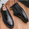 Design män mode casual business office formell klänning svarta vita skor snidade brogue sneakers lägenheter flatform bullock e