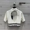 Designer White Girls T Camisetas tricotadas com design aberto 22SS Summer feminino camisetas pequenas gola alta