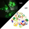 Fluorescerande 2D mjuk pvc krokodil JIBZ hemska filmer karaktärer Glow in the dark skoberlocker spännen Lysande täppa skotillbehör dekorationer passar män kvinnor sandaler