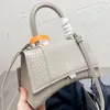 Cowhide Half Moon na ramię worka krzyżowa Cross Crossbody Worki sprzęgła metalowa litera wisiorek żeńska torebka torebka oryginalna skórzana portfel