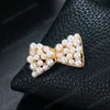 Elegant guldfärg bowknot simulerad pärla brosch lapel stift för kvinnor modeklänning kappa koftan broscher bröllop smycken gåva