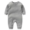 Ensembles de vêtements Vêtements pour bébés Coton uni Born Boys Romper Hats Bibs Infantil Outfit Jumpsuit SetsVêtements