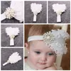 1pc baby wit gekruld veren zachte elastische hoofdband parel strass voor meisje haaraccessoires pasgeboren doopsel haarband foto prop ym6112