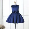 Kwiat Girl Sukienki na Wesela Elegancka Długość Kolana Neckline Neckline Cap Sleeve Custom Kids Formalna Nosić Satin Dress